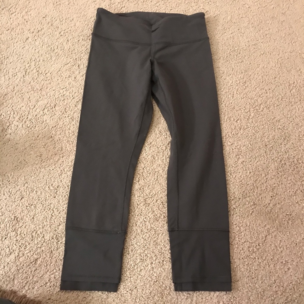LULULEMON ATHLETICA GREY CROP LEGGINGS